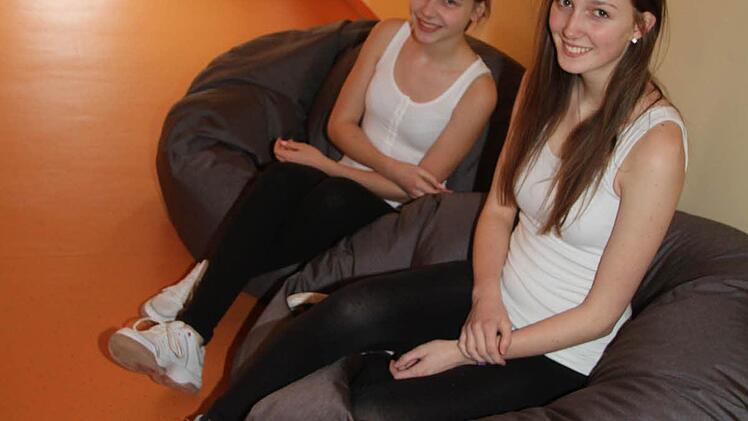 Janine Ferhatovic und Lea Versch chillen im Flur - die Sitzsäcke gefallen den Kids . Foto: Sonja Adam