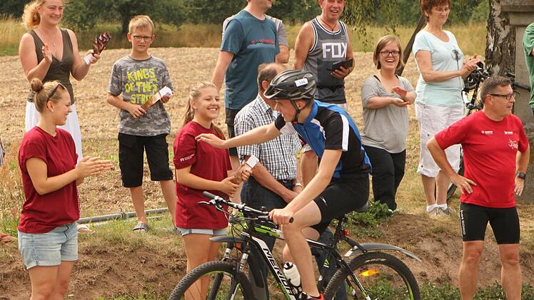 Die Zuschauer waren überall zu sehen, und in der Begeisterung gab es nach dem steilen Anstieg auf der Höhenstraße nach Eschenbach sogar ein lockeres Abklatschen dieses Fahrers mit einem weiblichen Fan.
