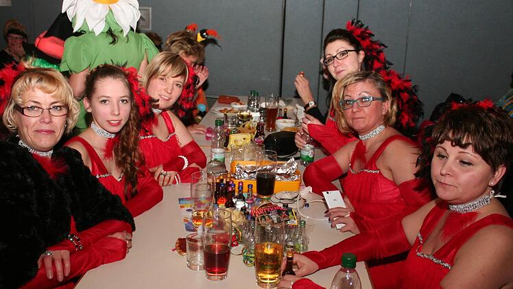 Ladies in Red: Aschbach hat einiges zu bieten. Foto: Evi Seeger
