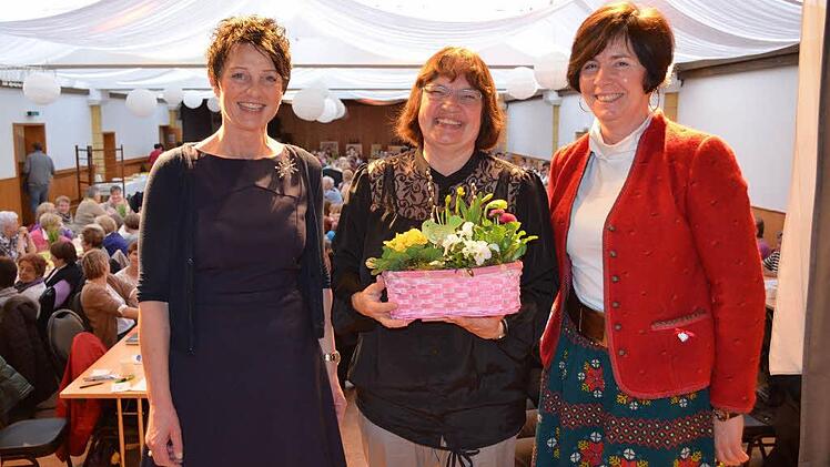 Blumen für die Rednerin (von links): Dagmar Hartleb, Ursula Lux und Diana Schramm Foto: Gabi Bertram