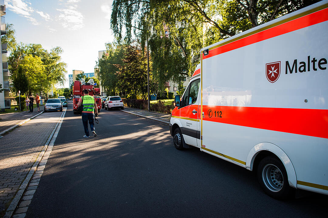 Einsatzkräfte haben in Nürnberg bei Löscharbeiten einen schrecklichen Fund gemacht: Im Schlafzimmer einer Wohnung in Neuröthenbach fanden sie eine verkohlte Leiche.