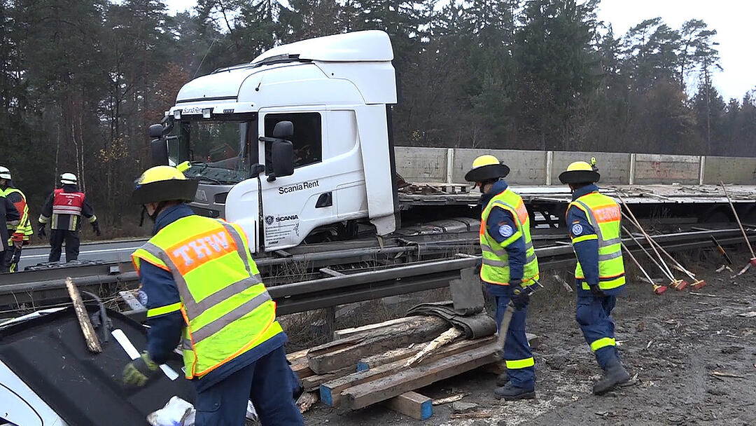 Massenunfall auf der A3 bei Nürnberg: Lkw kracht in Mittelschutzplanke - Ladung schleudert auf Gegenfahrbahn