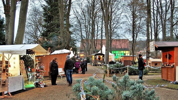 Eindrücke vom Bummel über den Aschacher Schlossweihnachtsmarkt. Foto: Sigismund von Dobschütz