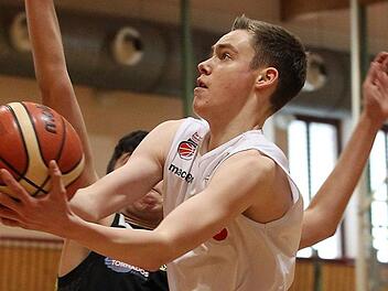 Energisch und erfolgreich zieht das Regnitztaler Talent Paul Guck zum Korb. Foto: sportpress