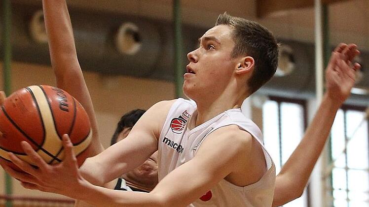 Energisch und erfolgreich zieht das Regnitztaler Talent Paul Guck zum Korb. Foto: sportpress