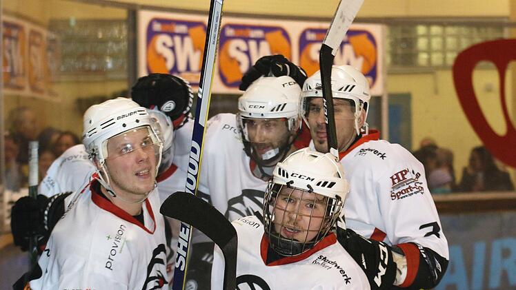 Können sich die Haßfurter "Hawks" (von links David Franek, Michael Breyer, Michal Babkovic, Luca-Andreas Thebus und Daniel Hora) wie schon beim ihrem letzten Auftritt im Schweinfurter "Icedome" freuen? Beim vierten "Main"-Derby in dieser Saison wollen die ESCler noch einmal alles geben.  Foto: Ralf Naumann