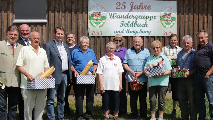 Preisstifter und Ausgezeichnete: Hinten von links Landrat Klaus Peter S&ouml;llner, die B&uuml;rgermeister Ralf Holzmann und Roland Wolfrum sowie Vorsitzender Siegfried Dippold. Rechts Wanderwart Harald Gredlein.