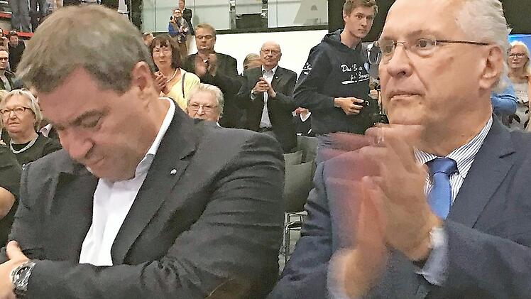 Auch ein Innenminister beklatscht seinen Chef.