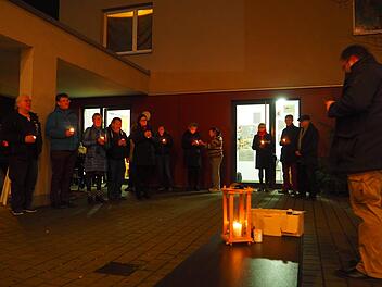 Nachdem Pfarrer Emge sein Geschenk, das Licht von Bethlehem, verteilt hatte, wurde es richtig ruhig und besinnlich.  Foto: Theresa Schiffl.