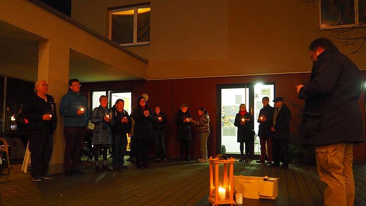 Nachdem Pfarrer Emge sein Geschenk, das Licht von Bethlehem, verteilt hatte, wurde es richtig ruhig und besinnlich.  Foto: Theresa Schiffl.