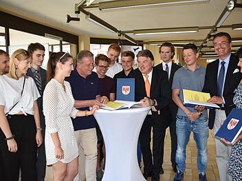 OB Henry Schramm und Landrat Klaus Peter S&ouml;llner (Mitte) begutachteten interessiert das neue Werk der MGF-Sch&uuml;ler. Uschi Prawitz