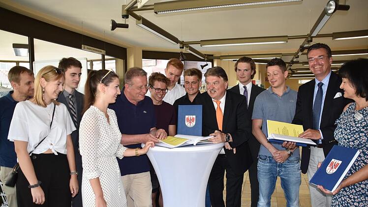 OB Henry Schramm und Landrat Klaus Peter S&ouml;llner (Mitte) begutachteten interessiert das neue Werk der MGF-Sch&uuml;ler. Uschi Prawitz