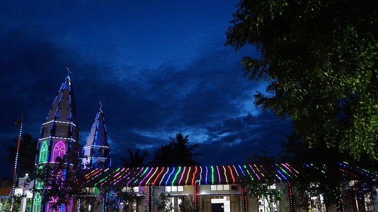 Typisch indisch. Die Pfarrkirche von Pfarrer Gabriel Gnanathiraviam  Pfarrerei wird auch außen prächtig geschmückt. Foto: Gabriel Gnanathiraviam