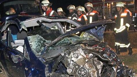 Das Auto der verungl&uuml;ckten 25-J&auml;hrigen ist nur noch ein Wrack. Die Fahrerin wurde bei dem Unfall schwer verletzt.  Foto: Michael Stelzner
