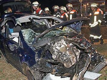 Das Auto der verunglückten 25-Jährigen ist nur noch ein Wrack. Die Fahrerin wurde bei dem Unfall schwer verletzt.  Foto: Michael Stelzner