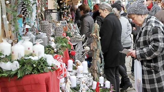 Deko-Handwerkskunst und Kulinarisches. Auf dem Adventsmarkt in Eggolsheim blieben keine W&uuml;nsche offen.  Foto: Matthias Erlwein