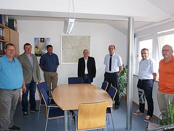 Das Bild zeigt (von links): Schondras  Bürgermeister Bernold Martin, Riedenbergs Bürgermeister Roland Römmelt,  Gerodas Bürgermeister Alexander Schneider, Karlheinz Schmitt,  Gemeinschaftsvorsitzender Dieter Muth (Bürgermeister Oberleichtersbach) und  den stellvertretende Geschäftsleiter Lothar Ziegler und Geschäftsleiter  Alois Dorn. Foto: Marion Eckert