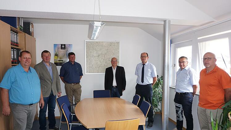 Das Bild zeigt (von links): Schondras  Bürgermeister Bernold Martin, Riedenbergs Bürgermeister Roland Römmelt,  Gerodas Bürgermeister Alexander Schneider, Karlheinz Schmitt,  Gemeinschaftsvorsitzender Dieter Muth (Bürgermeister Oberleichtersbach) und  den stellvertretende Geschäftsleiter Lothar Ziegler und Geschäftsleiter  Alois Dorn. Foto: Marion Eckert