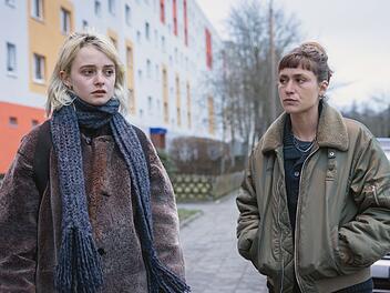 Jule Zabek (Sophie Pfennigstorf, rechts) erfährt, dass Alfie (Maja Bons) nicht nur den toten Devid Armgott privat kannte, sondern auch eine Beziehung mit Tim Busch führt.