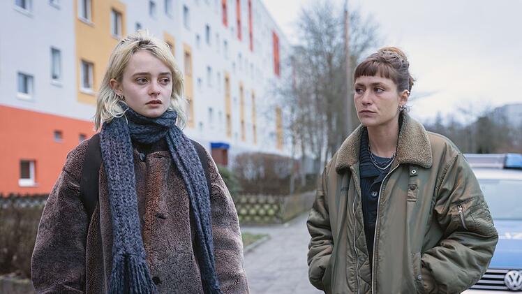 Jule Zabek (Sophie Pfennigstorf, rechts) erfährt, dass Alfie (Maja Bons) nicht nur den toten Devid Armgott privat kannte, sondern auch eine Beziehung mit Tim Busch führt.