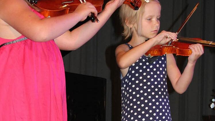 Pauline Berninger (links) und Nele Reinhard beim Violinen-Duo.