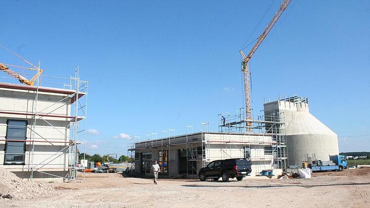 Im Bild rechts ist der Neubau für die Schlammbehandlung und Faulung, rechts die mechanische Reinigungsanlage zu sehen. Foto: Evi Seeger
