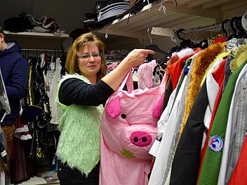 "Schwein ist dieses Jahr absolut in", sagt Ladeninhaberin Elke Bocklet und zeigt hier das entsprechende Kostüm. Foto: Kathrin Kupka-Hahn