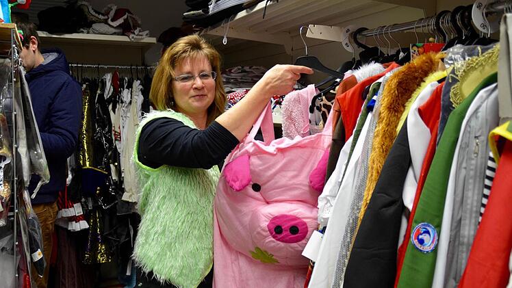 "Schwein ist dieses Jahr absolut in", sagt Ladeninhaberin Elke Bocklet und zeigt hier das entsprechende Kostüm. Foto: Kathrin Kupka-Hahn