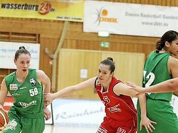 DJK-Centerin Miranda Cantrell (r.) stellt gegen die Wasserburgerin Sara Vujacic den Block f&uuml;r ihre ballf&uuml;hrende Mitspielerin Julia F&ouml;rner. Foto: Sebastian Hader