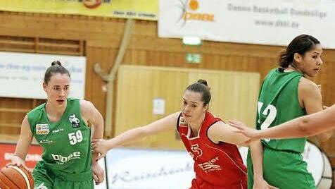 DJK-Centerin Miranda Cantrell (r.) stellt gegen die Wasserburgerin Sara Vujacic den Block f&uuml;r ihre ballf&uuml;hrende Mitspielerin Julia F&ouml;rner. Foto: Sebastian Hader
