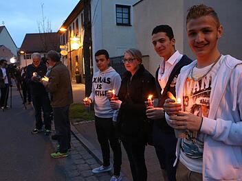 Lichterkette in Adelsdorf gegen Krieg und Gewalt. Foto: Barbara Herbst