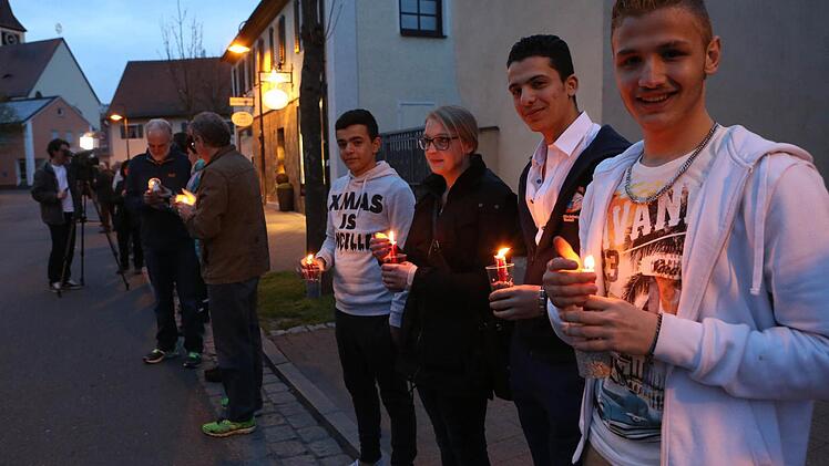 Lichterkette in Adelsdorf gegen Krieg und Gewalt. Foto: Barbara Herbst