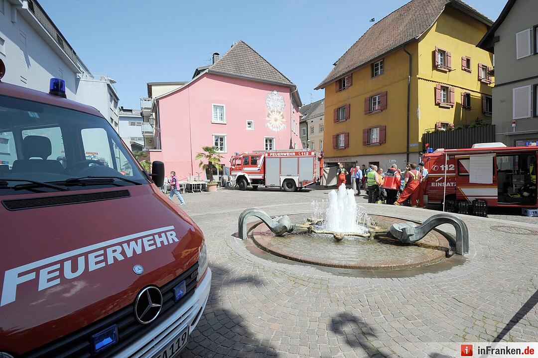 Auto rast in Menschengruppe