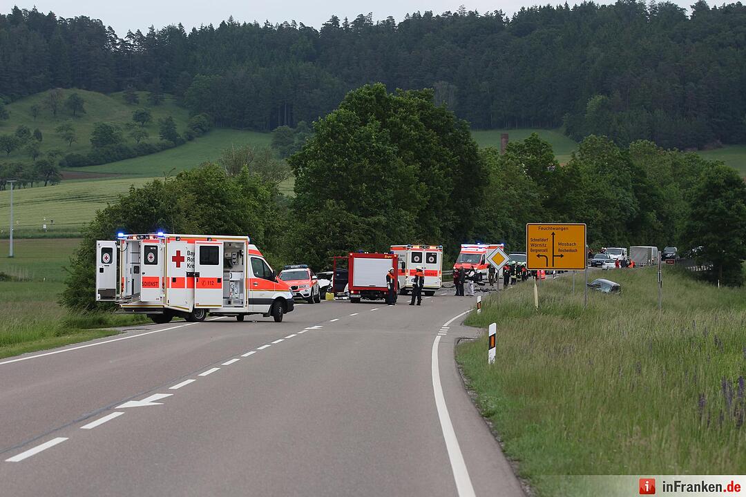Fahrzeuge kollidieren auf Staatsstrasse