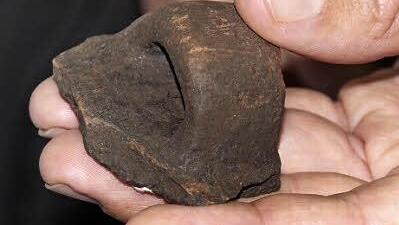 Der Griff dieses Keramik-Gefäßes lag über 3000 Jahre in der Erde. Foto: Josef Hofbauer