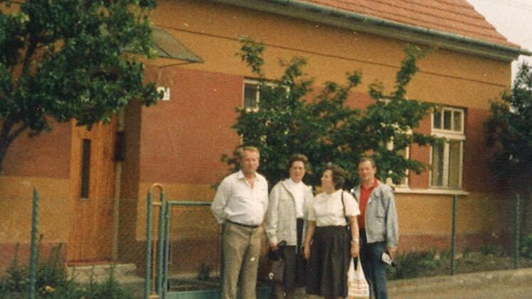 Immer wieder besuchen die Nowak-Geschwister ihr Heimatdorf Nispitz in Südmähren. Von links: Engelbert Nowak (†), Hedwig Bernet (†), Klementine Schoberth und Erich Nowak. Foto: privat