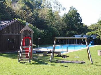 Das Freibad Autenhausen soll zum Naturschwimmbad umgestaltet werden. Doch anders als gedacht lässt sich das voraussichtlich über mehrere Jahre strecken - und das sorgte am Dienstag im Stadtrat für Diskussionen. Foto: Simone Bastian/CT-Archiv