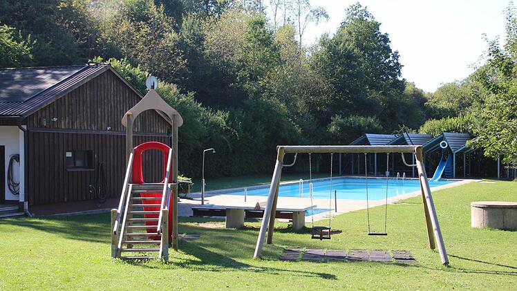 Das Freibad Autenhausen soll zum Naturschwimmbad umgestaltet werden. Doch anders als gedacht lässt sich das voraussichtlich über mehrere Jahre strecken - und das sorgte am Dienstag im Stadtrat für Diskussionen. Foto: Simone Bastian/CT-Archiv
