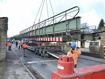 Zentimetergenau wird die Brücke auf den Lkw bugsiert. Dann geht sie auf eine kurze Reise. Fotos: Rainer Lutz