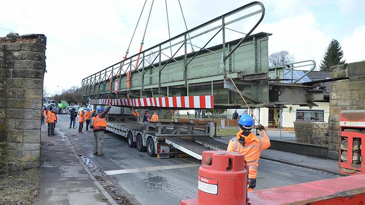 Zentimetergenau wird die Brücke auf den Lkw bugsiert. Dann geht sie auf eine kurze Reise. Fotos: Rainer Lutz