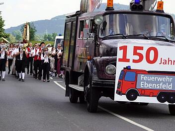 Ein gro&szlig;es Schild k&uuml;ndigte die Spitze des gro&szlig;en Umzuges mit rund 3000 Mitwirkenden an. Fotos: Mario Deller