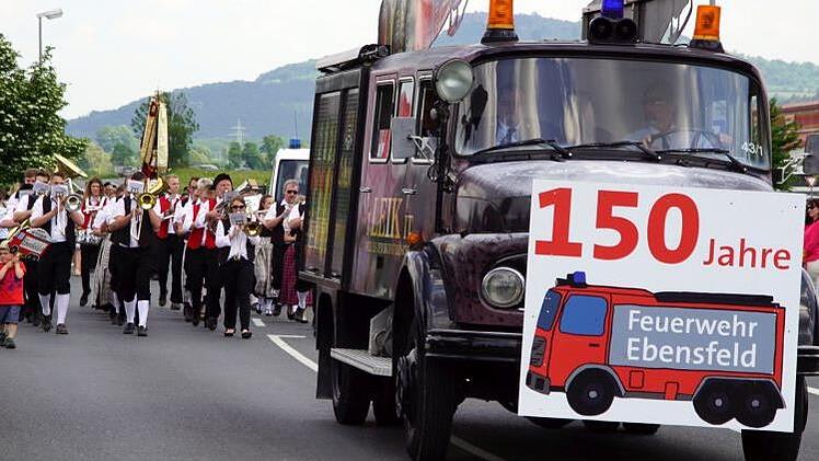 Ein gro&szlig;es Schild k&uuml;ndigte die Spitze des gro&szlig;en Umzuges mit rund 3000 Mitwirkenden an. Fotos: Mario Deller