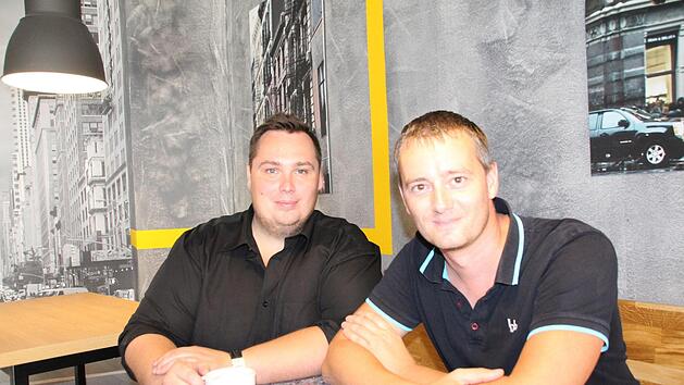 New York an den Wänden, Nudeln im Topf, Coburg im Blick: Jens-Peter Günther (links) und André Müller wagen mit einem Schnellrestaurant im Steinweg den Sprung in die Selbstständigkeit. Eröffnung ist am 23. August. Foto: Simone Bastian
