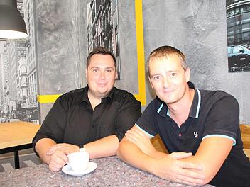 New York an den Wänden, Nudeln im Topf, Coburg im Blick: Jens-Peter Günther (links) und André Müller wagen mit einem Schnellrestaurant im Steinweg den Sprung in die Selbstständigkeit. Eröffnung ist am 23. August. Foto: Simone Bastian