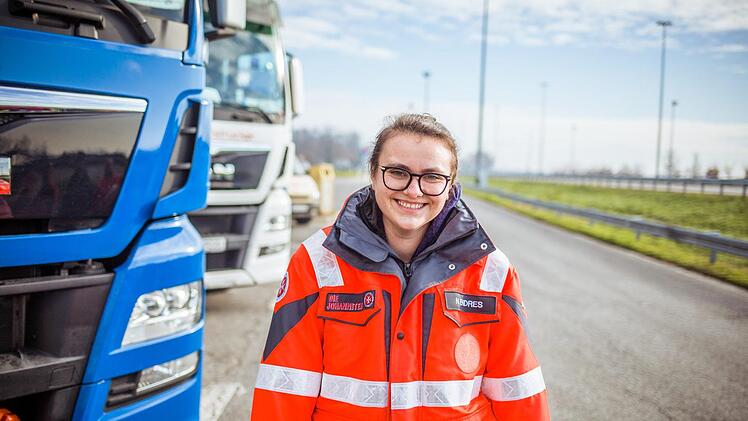Wer einmal dabei war, den l&auml;sst die Aktion nicht so schnell wieder los: Nicole Endres begleitet die Weihnachtstrucker zum zweiten Mal. Foto: Johanniter-Unfall-Hilfe