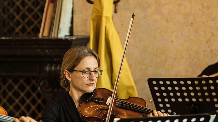 "Very British": Eine heitere musikalische Teestunde bietet das Kinderkonzert im Spiegelsaal des Landestheaters mit der Sopranistin Laura Incko und Musikern des Philharmonischen Orchesters.Foto: Jochen Berger