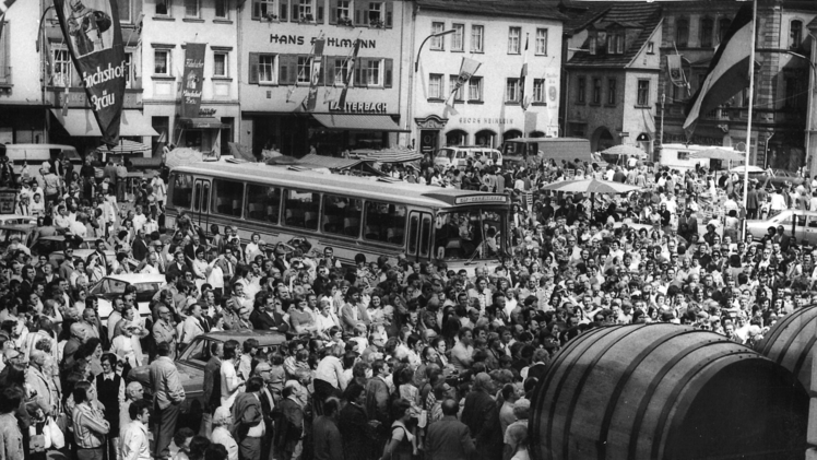 Bierfesteeröffnung am Marktplatz: Was macht denn der Bus da?  Foto: Archiv Bayerische Rundschau