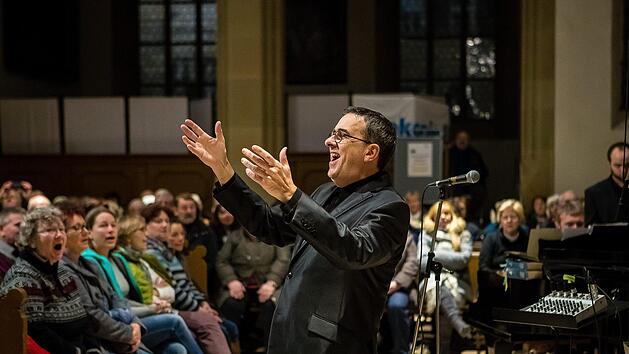 Aktiv und engagiert: Der Bad Kissinger Kirchenmusikdirektor  Jörg Wöltche, hier bei einem Auftritt der KisSingers in Schweinfurt.  Archiv Josef Lamber