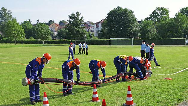 Auf dem Festplatz in R&ouml;dental mussten die jungen Feuerwehrmitglieder eine lange Schlauchstrecke legen.