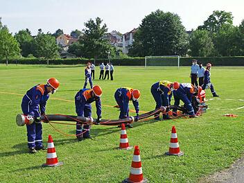 Auf dem Festplatz in Rödental mussten die jungen Feuerwehrmitglieder eine lange Schlauchstrecke legen.